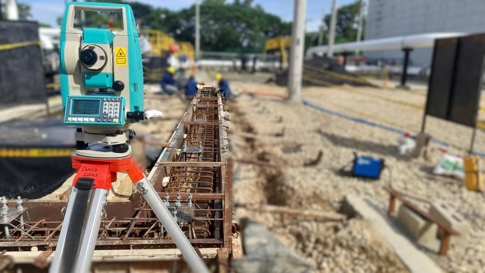Topografía industrial de alta precisión: nivelación y alineación de equipos pesados | CGO
